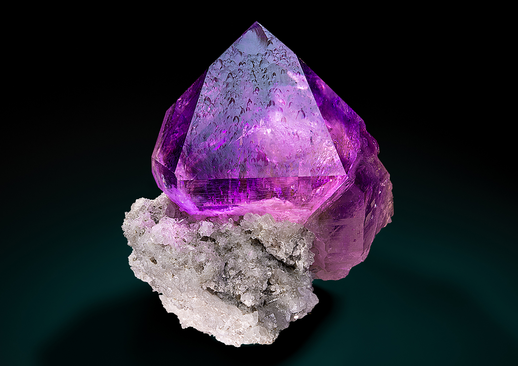 Аметист самоцветы. Кварц аметист минерал. Kristall Minerals с120. Аметист камень минералы. Фиолетовый кварц аметист.
